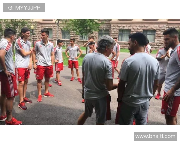 友谊赛精彩对决河床队展现足球魅力与团队精神